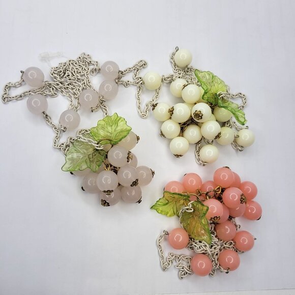 WHITE Grape Motif Cluster Round Beads with Green Glass Leaf Necklace - Picture 9 of 9
